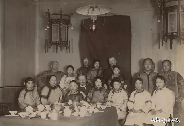 “不堪入目”老照片：日本男女赤裸共浴，喂奶忘记系扣子的妇女