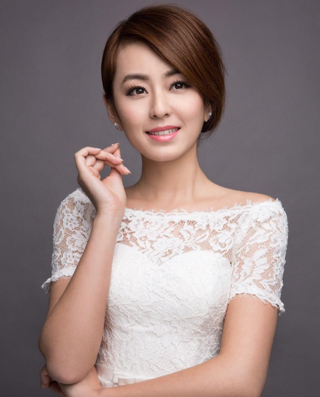 上海财经美女主持孙睿淇，台上台下都风光，婆家背景让人心生羡慕