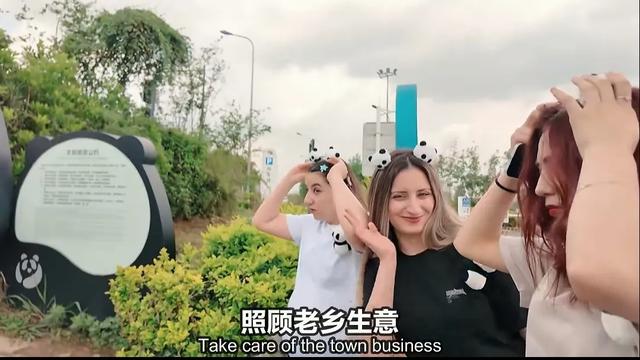 汪汪和玛利亚带兰娜夏娃看大熊猫搭帐篷，激动热舞，羡慕川美蜀乐