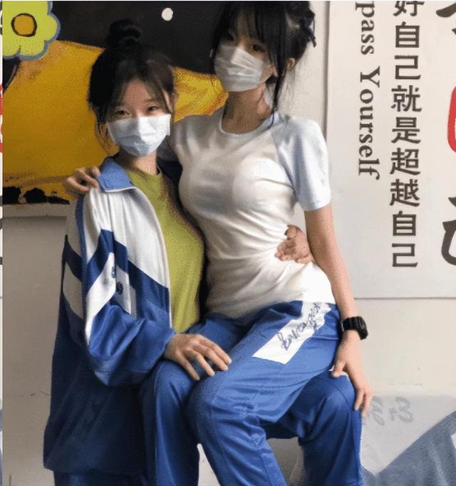 “弟弟的女同学才初一，都这么早熟了吗？”哈哈哈