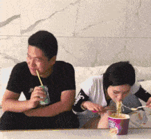 如何评价这个女主持人，主持了一半把丝袜脱了？