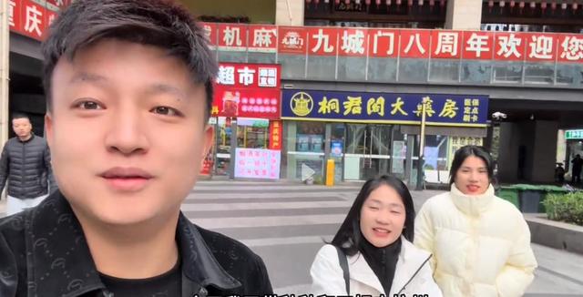 想分一杯羹？小松姐姐之前不露面，这次为何跟着小松去直播？