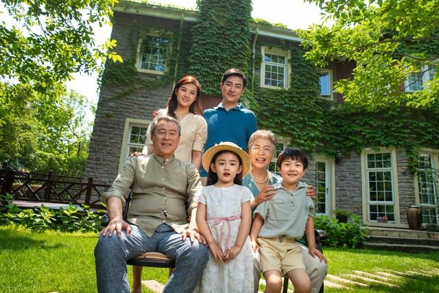 【简直炸裂】女婿给丈母娘直播洗澡，还抱着她睡觉？？