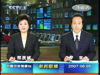 央视女主播李梓萌为显端庄大方戴14年假发，摘下假发的她像张曼玉