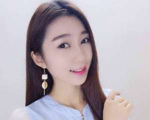 女主播能睡(26岁女主播：每天只睡三小时，一天收入122万，荣耀背后尽是心酸)