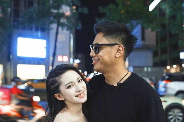 一个帅哥，每天在街头拉陌生男女随机相亲，2年撮合1000对