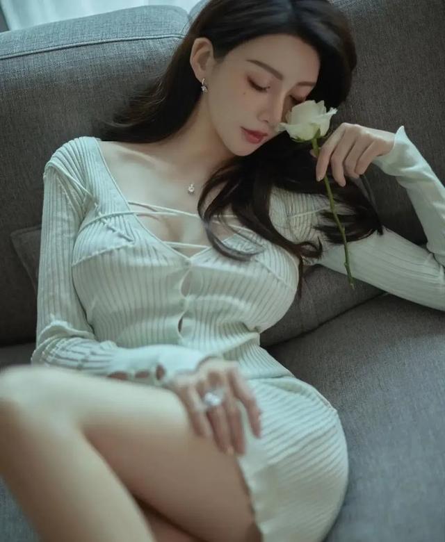 男神恋情曝光,网红女友私照惹争议,代言商坐不住了