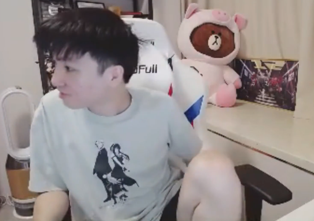 Letme单手和老婆solo，输了直播惩罚亲脚：好恶心啊，还有脚毛