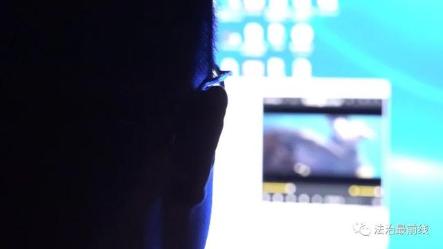 南宁一网络女主播搞色情直播!辩称不是为了钱?