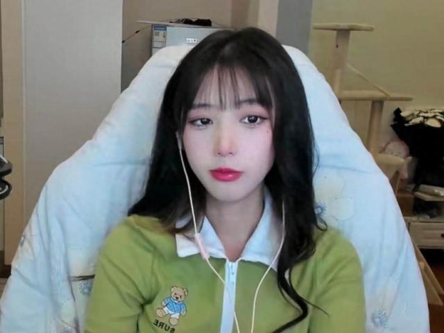 艾琳直播胸口露出红印，自称被种草莓了，网友：榜一大哥懵了！