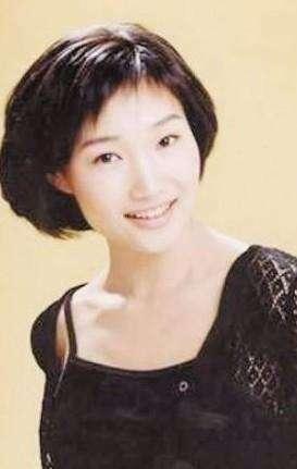 央视女主播李梓萌为显端庄大方戴14年假发，摘下假发的她像张曼玉