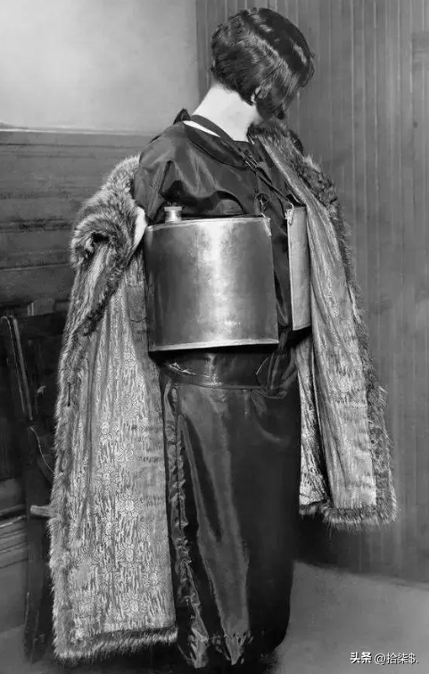 “不堪入目”老照片：日本男女赤裸共浴，喂奶忘记系扣子的妇女