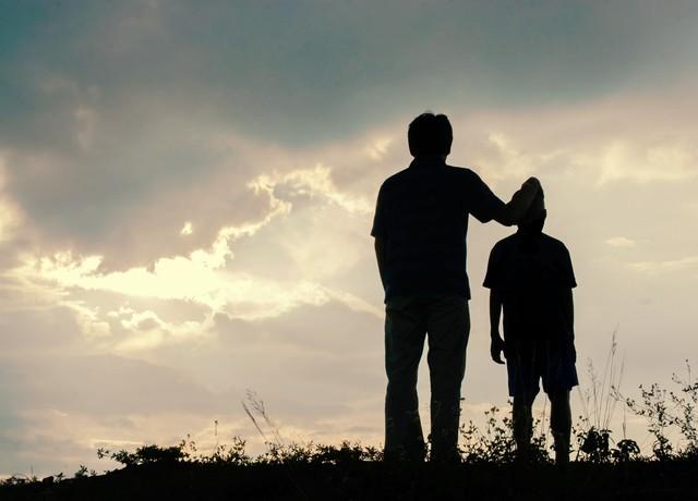 【简直炸裂】女婿给丈母娘直播洗澡，还抱着她睡觉？？