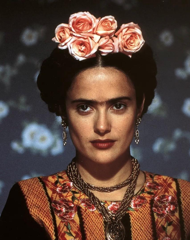 从全球第一美胸到时尚圈女王，54岁的GUGGI老板娘，不仅只有美貌