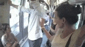 如何评价这个女主持人，主持了一半把丝袜脱了？