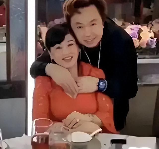 【简直炸裂】女婿给丈母娘直播洗澡，还抱着她睡觉？？