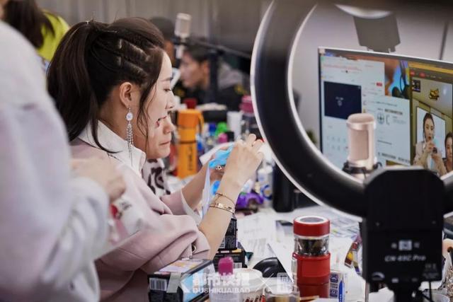 每天收六七百个快递，然后淘汰90%！快报夜访薇娅直播间，揭秘淘宝第一女主播的挑货经