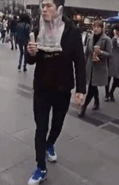 正惊GIF：有善口技者！美女肺活量惊人，一口气将鸡蛋从壳里吹出？