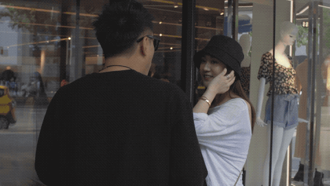 一个帅哥，每天在街头拉陌生男女随机相亲，2年撮合1000对