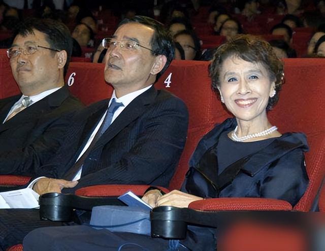 “不老女神”栗原小卷：78岁爱烫卷发，穿套装戴珍珠，好优雅