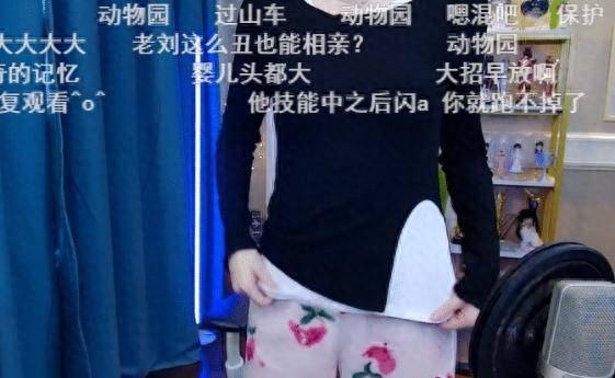 周姐直播乳环梗痛哭回应，弹幕狂刷揭秘心路历程