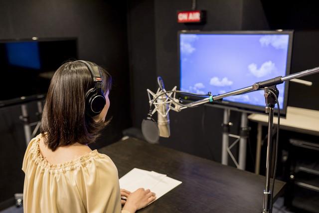 抖音里很多女生直播，啥才艺没有也没人观看，她们在坚持什么？