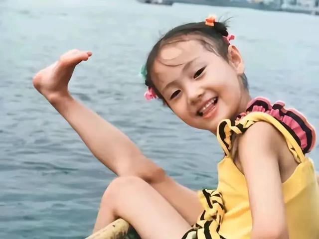 从“内娱顶流”到“全网封杀”，31岁郑爽是如何走向堕落的？