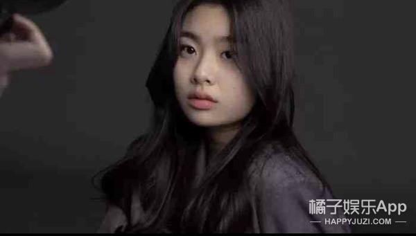 还记得《釜山行》里孔刘的女儿秀安吗？追星追得太成功了