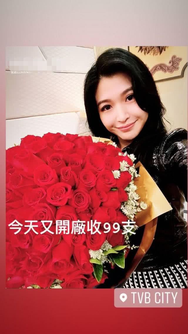 涉酒驾TVB女艺人戒酒失败 疑有男友却酒后与外籍男士街头热吻