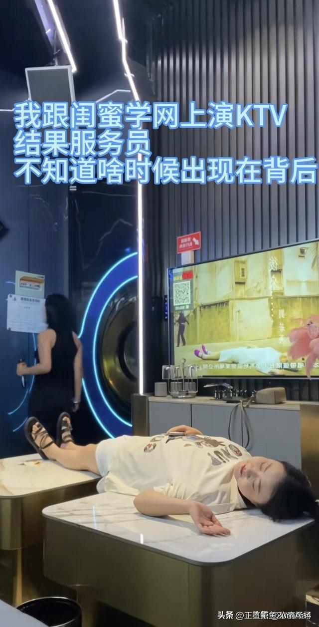 女子KTV与闺蜜深情上演MV，服务员进入毫不知情，尴尬至极！