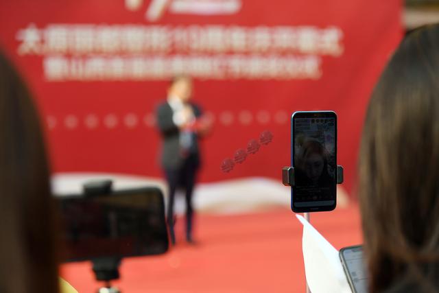 百名美女主播“站街”助力医美庆典引围观