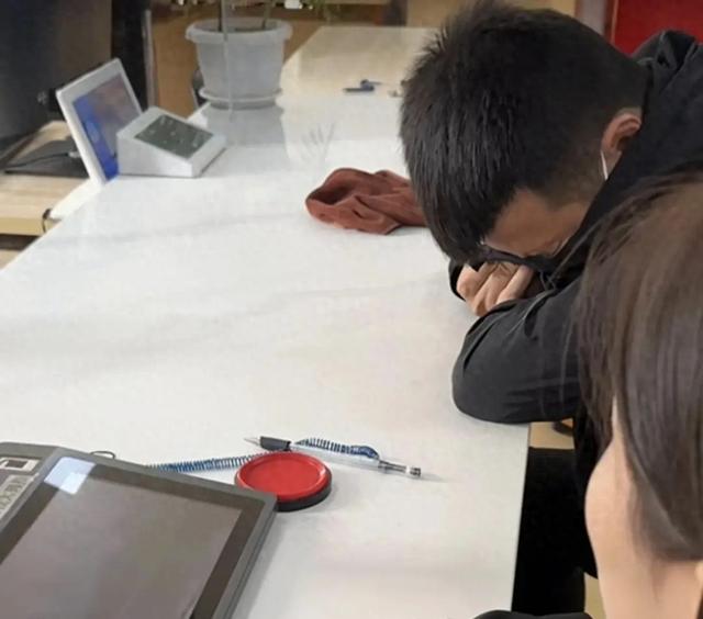 薇薇昨天去办手续了