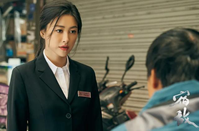 40岁朱珠晒“蜜桃臀”，丰满有料，性感撩人，简直就是人间尤物