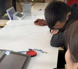 qq直播女主播小易(薇薇昨天去办手续了)