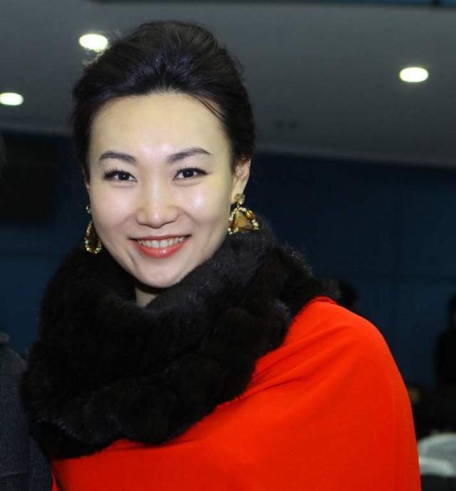 央视女主播李梓萌为显端庄大方戴14年假发，摘下假发的她像张曼玉