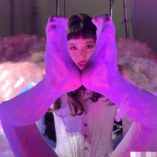 泫雅曝拍摄花絮,高抬腿用脚比心,大波浪卷发优雅蚂蚁腰好细