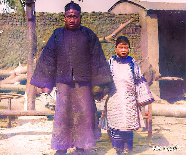 “不堪入目”老照片：日本男女赤裸共浴，喂奶忘记系扣子的妇女