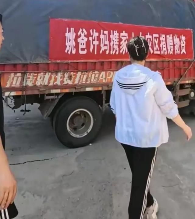 老杜直播生吃土豆，没开美颜脸色蜡黄，柴大姐露脸直播精神足