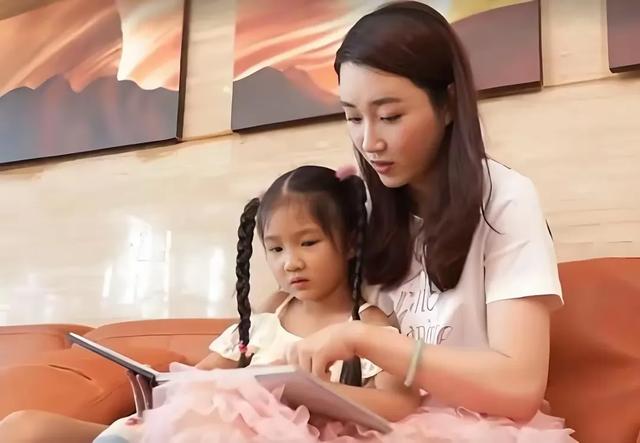 36岁珠江台美女林彬：气质不输年轻时的徐洁，早已结婚生女很幸福