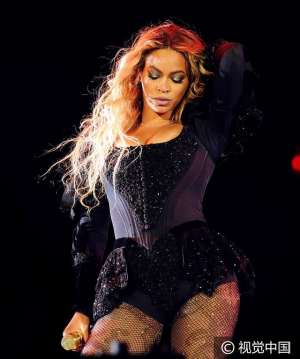 大胸女主播惊艳热舞(“卡阴装”正流行碧昂斯挤胸秀腿性感开唱 扭臀热舞high爆全场)