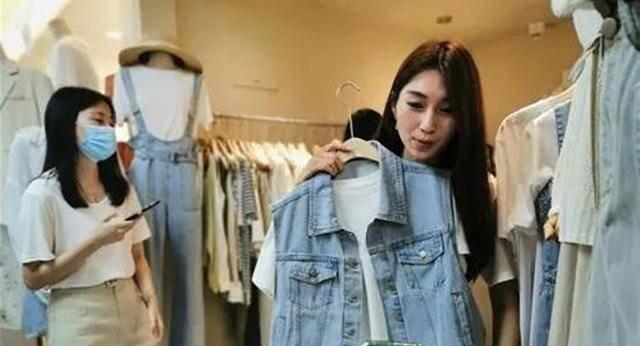 26岁女主播：每天只睡三小时，一天收入122万，荣耀背后尽是心酸