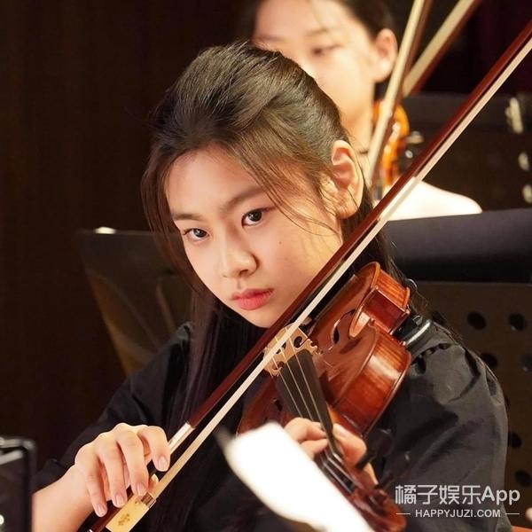 还记得《釜山行》里孔刘的女儿秀安吗？追星追得太成功了