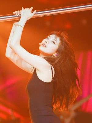 韩国女主播热舞黑色(秀智惊艳粉丝会 穿吊带黑裙性感热舞)