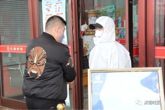 济南最大服装城建十大秒杀群，“女主播”线上带货