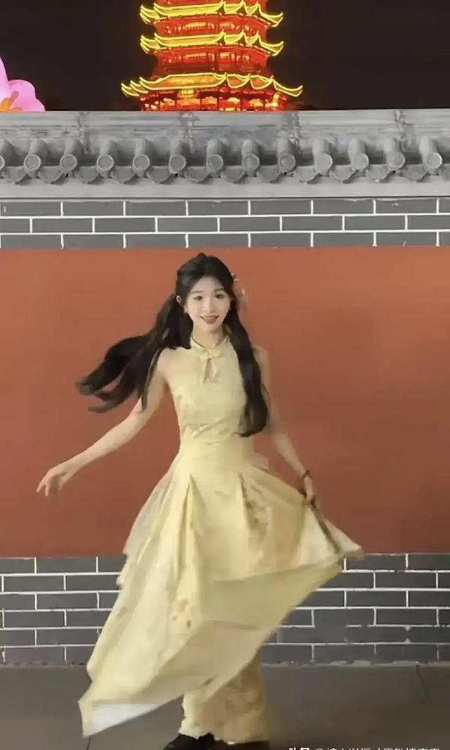 三只羊女主播集体停播外出强颜欢笑,素颜很路人,乔妹看着像大姐