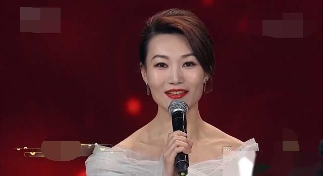 央视女主播李梓萌为显端庄大方戴14年假发，摘下假发的她像张曼玉