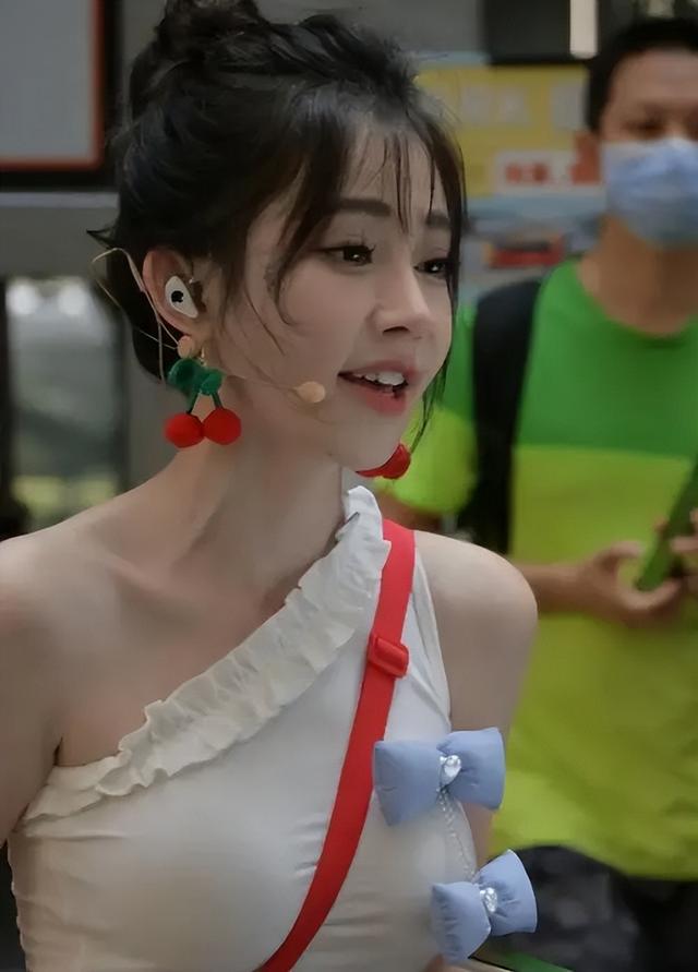 冯提莫瑜伽直播意外走光!质疑她是故意为之,因为她太懂直播了