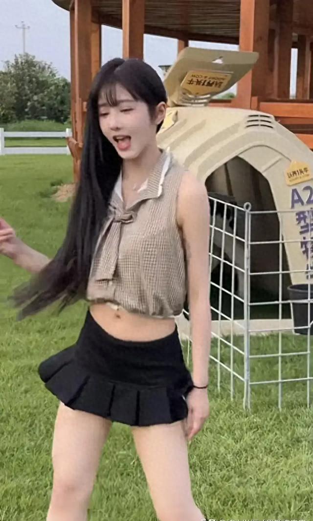 三只羊女主播集体停播外出强颜欢笑,素颜很路人,乔妹看着像大姐