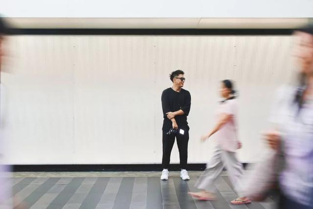 一个帅哥，每天在街头拉陌生男女随机相亲，2年撮合1000对