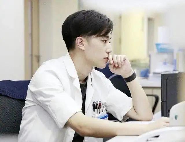 全国网友都在看自己的脚底板！医生：长了这个要人命